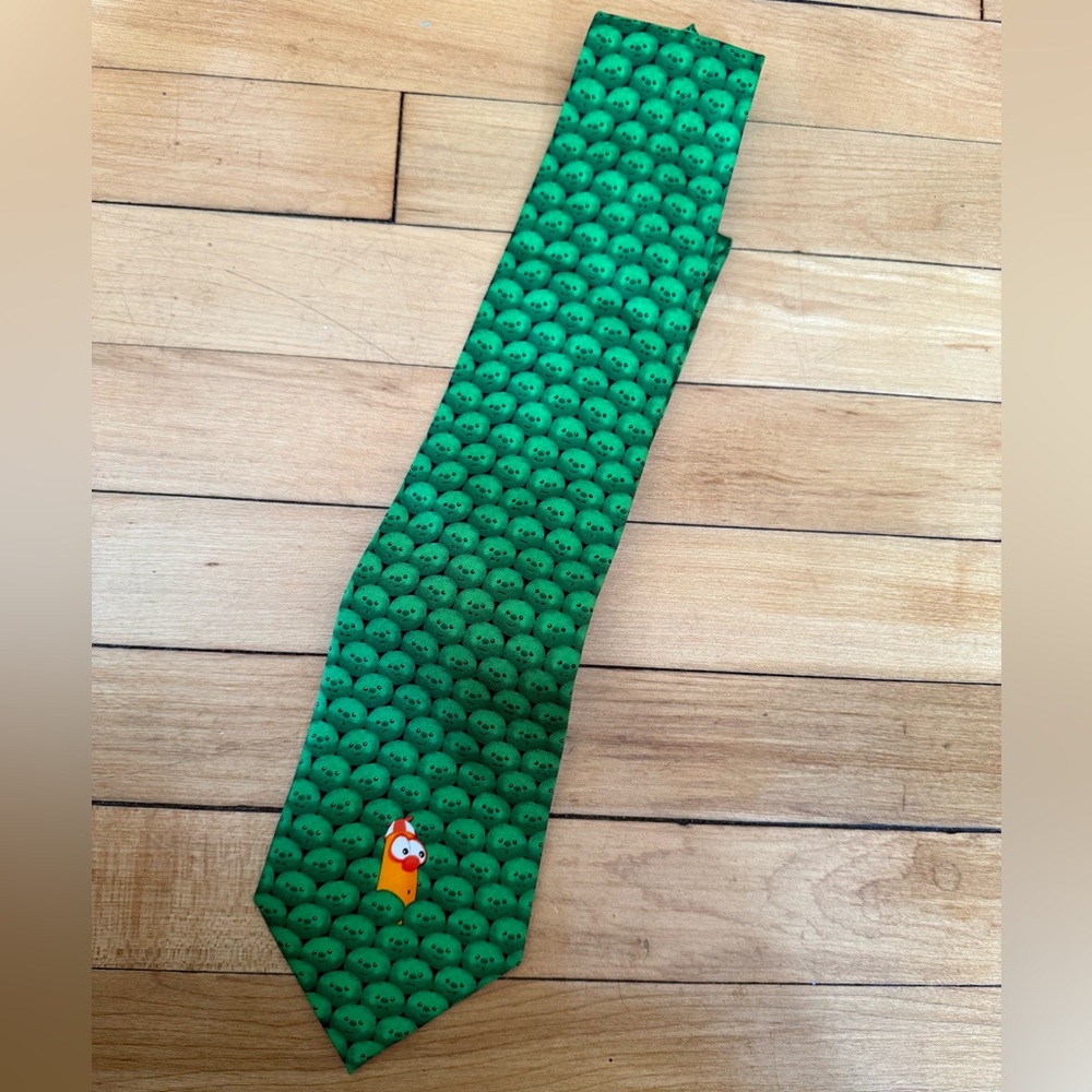 VEGGIE TALES MEN’S NECKTIE BY EAGLES WINGS GREEN PEAS AND LARRY‎ THE CARROT